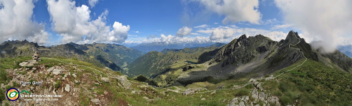 25 In vetta al Monte di Sopra (2269 m) per continuare in cresta verso il Valletto.jpg